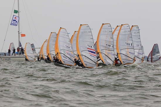 Men's RS:X fleet start line